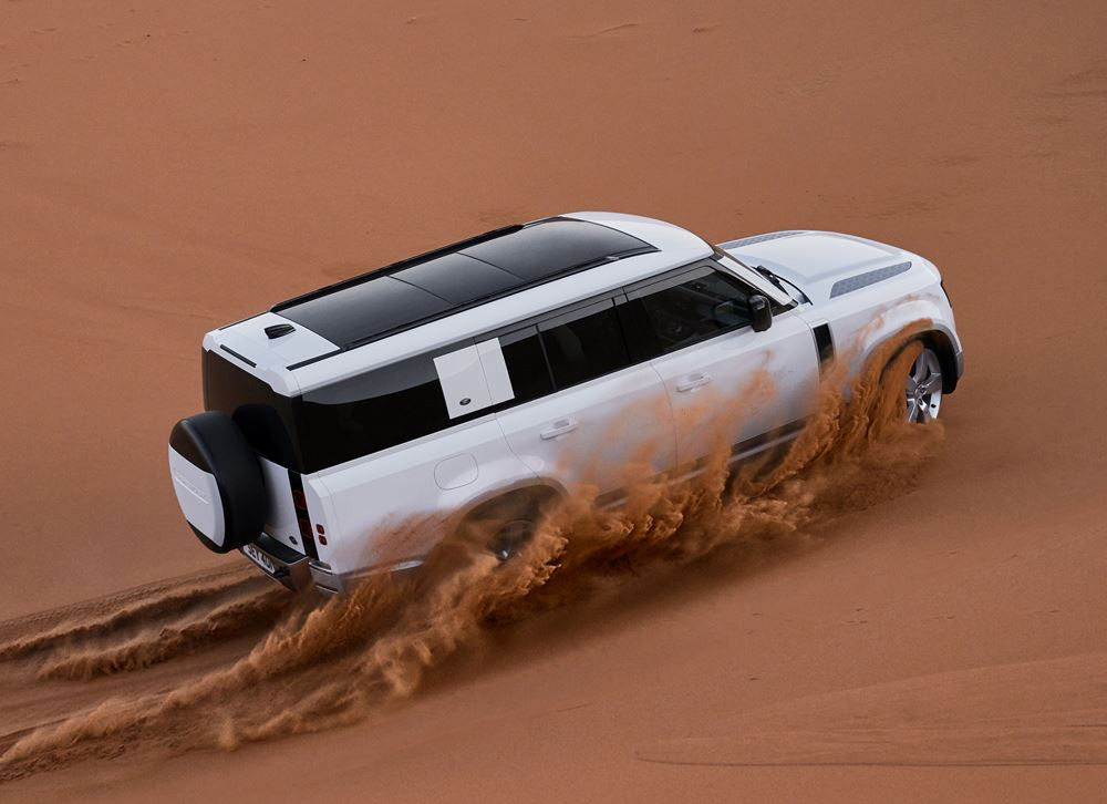 Le Land Rover Defender 130 embarque trois rangées de sièges