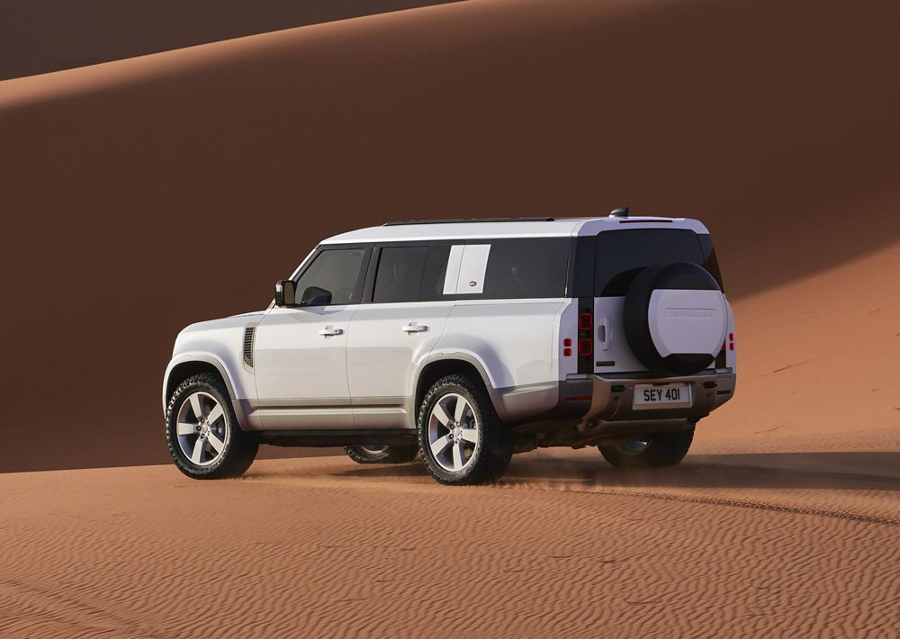 Le Land Rover Defender 130 embarque trois rangées de sièges