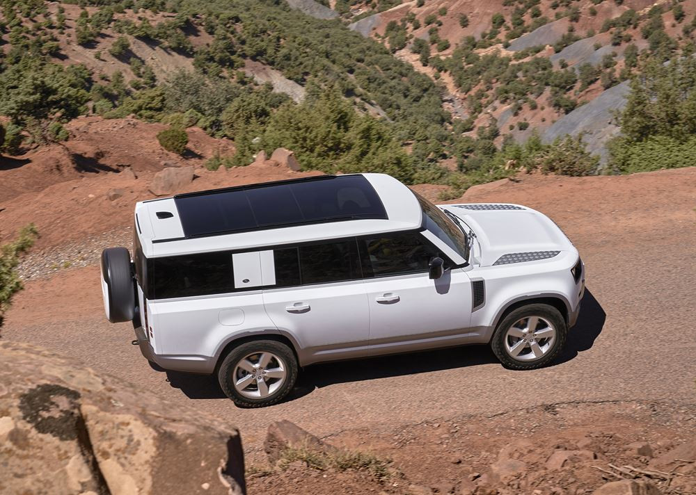 Le Land Rover Defender 130 embarque trois rangées de sièges