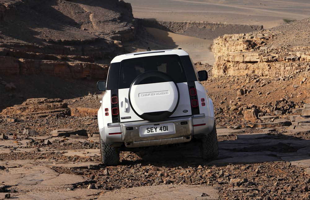 Le Land Rover Defender 130 embarque trois rangées de sièges