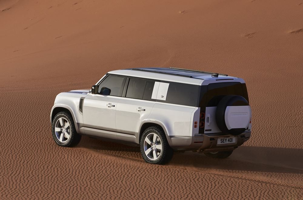 Le Land Rover Defender 130 embarque trois rangées de sièges