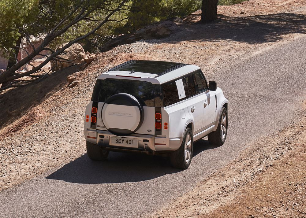 Le Land Rover Defender 130 embarque trois rangées de sièges