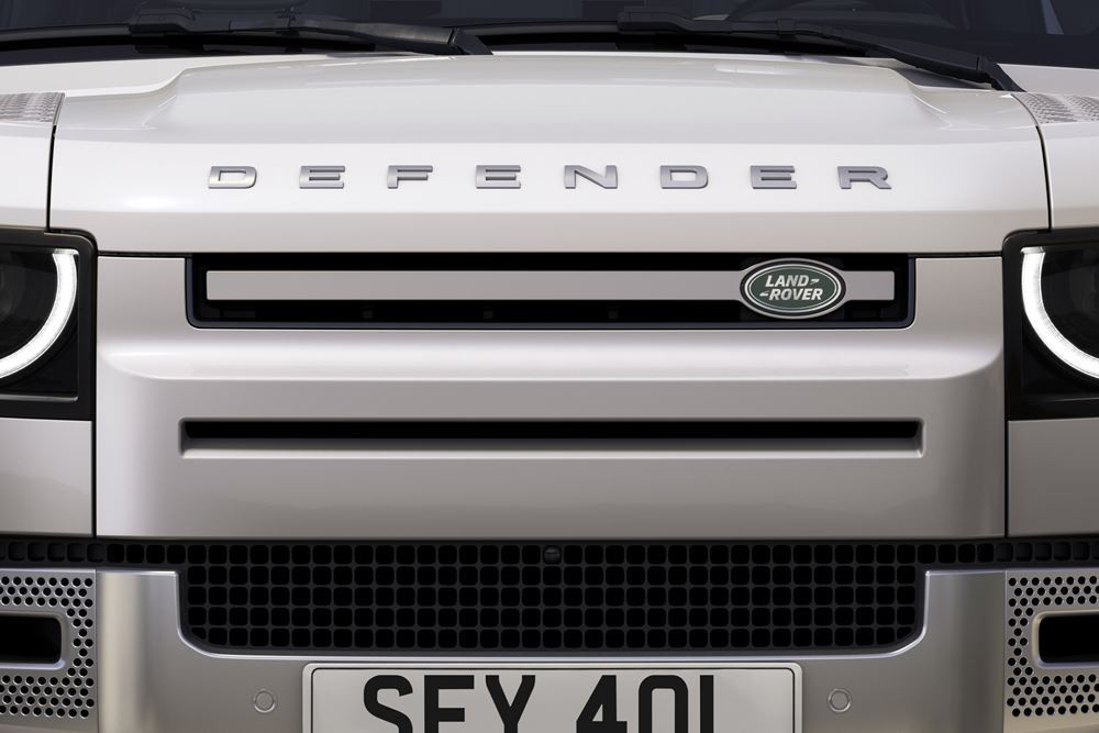 Le Land Rover Defender 130 embarque trois rangées de sièges