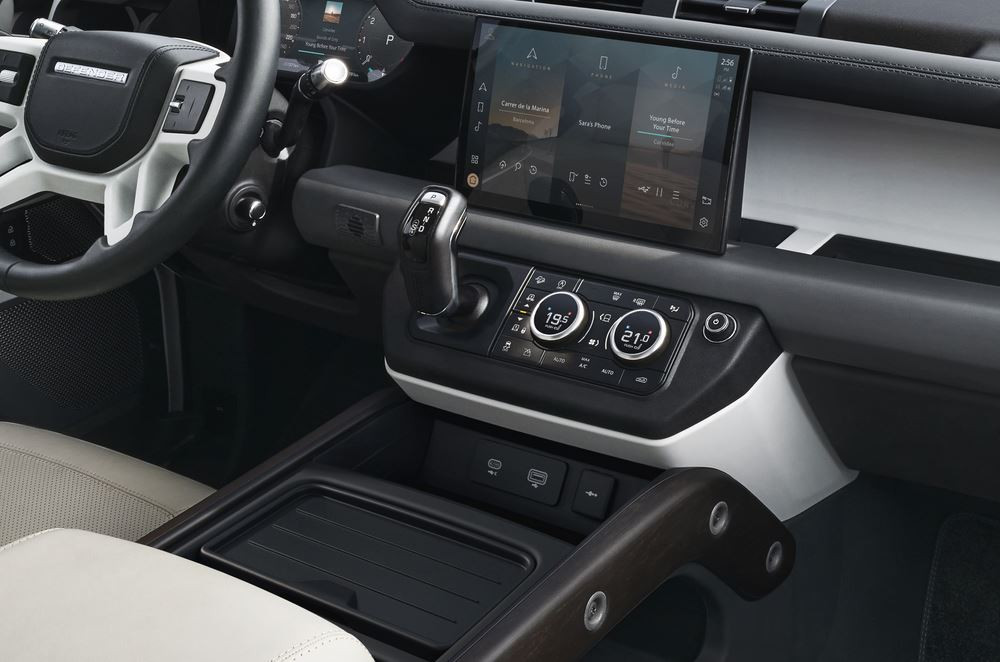 Le Land Rover Defender 130 embarque trois rangées de sièges