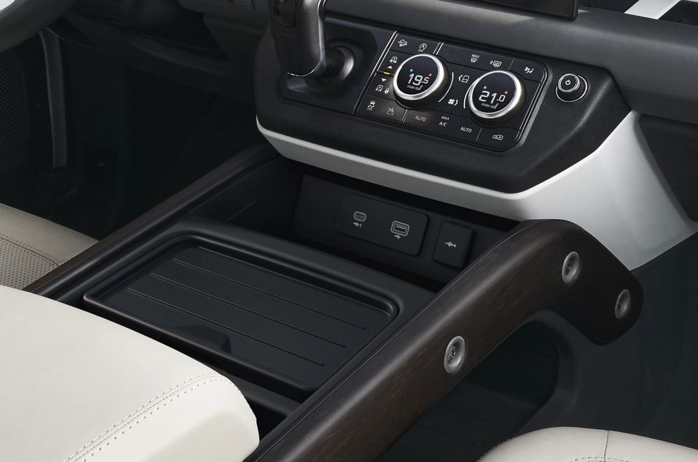 Le Land Rover Defender 130 embarque trois rangées de sièges