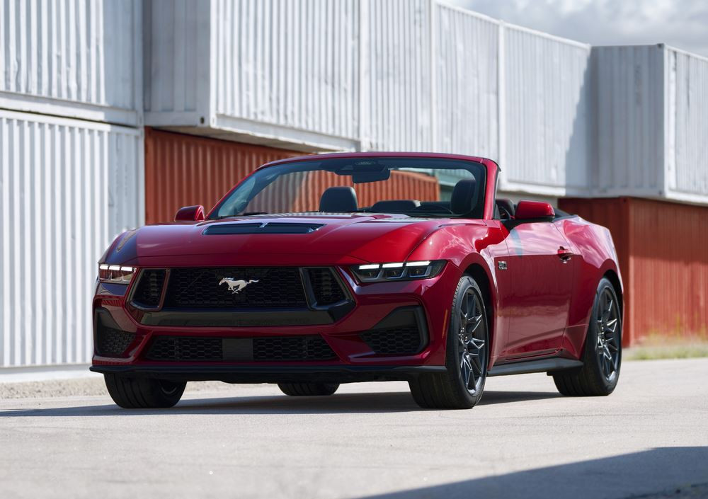 Le cabriolet sportif Ford Mustang renforce son caractère avec un style plus affirmé