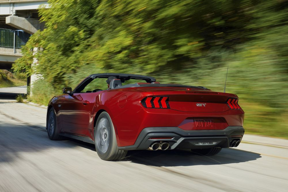 Le cabriolet sportif Ford Mustang renforce son caractère avec un style plus affirmé