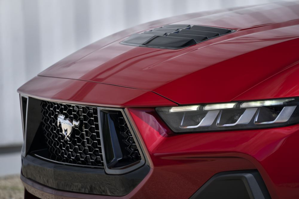 Le cabriolet sportif Ford Mustang renforce son caractère avec un style plus affirmé