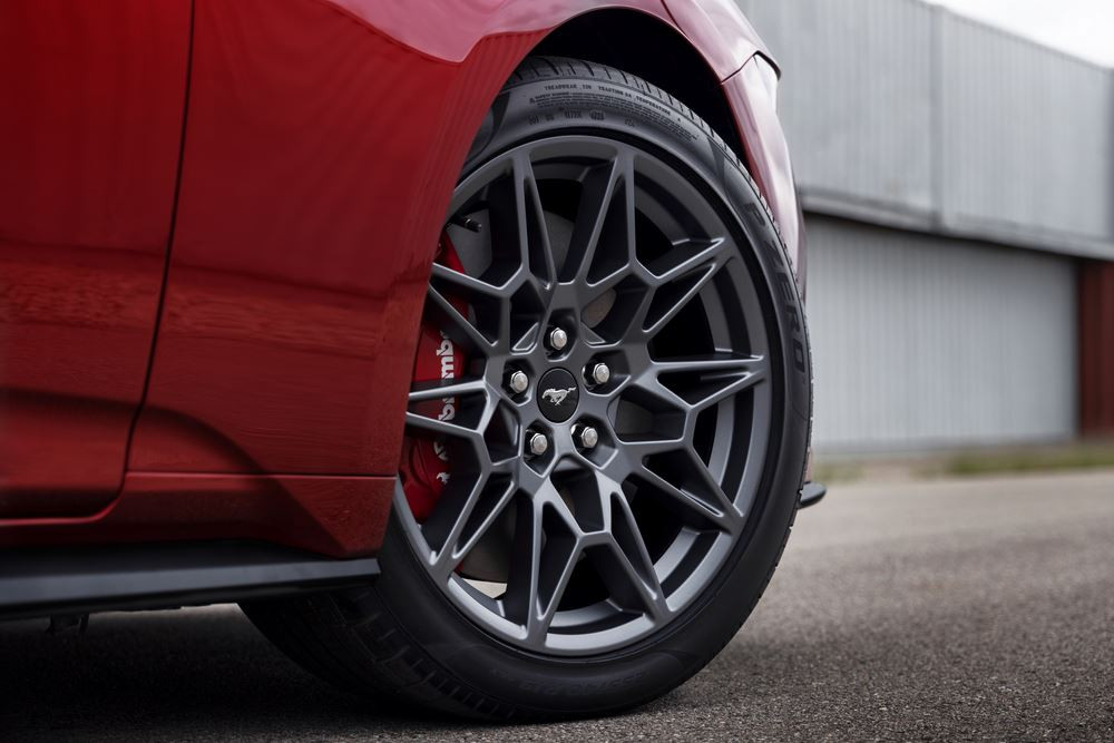 Le cabriolet sportif Ford Mustang renforce son caractère avec un style plus affirmé