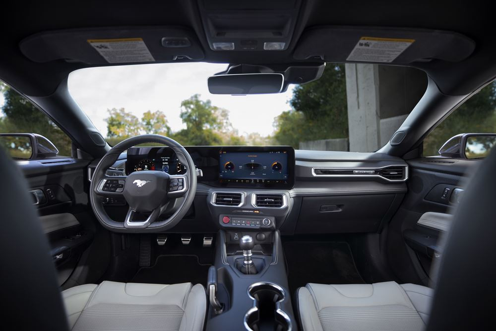 Le cabriolet sportif Ford Mustang renforce son caractère avec un style plus affirmé