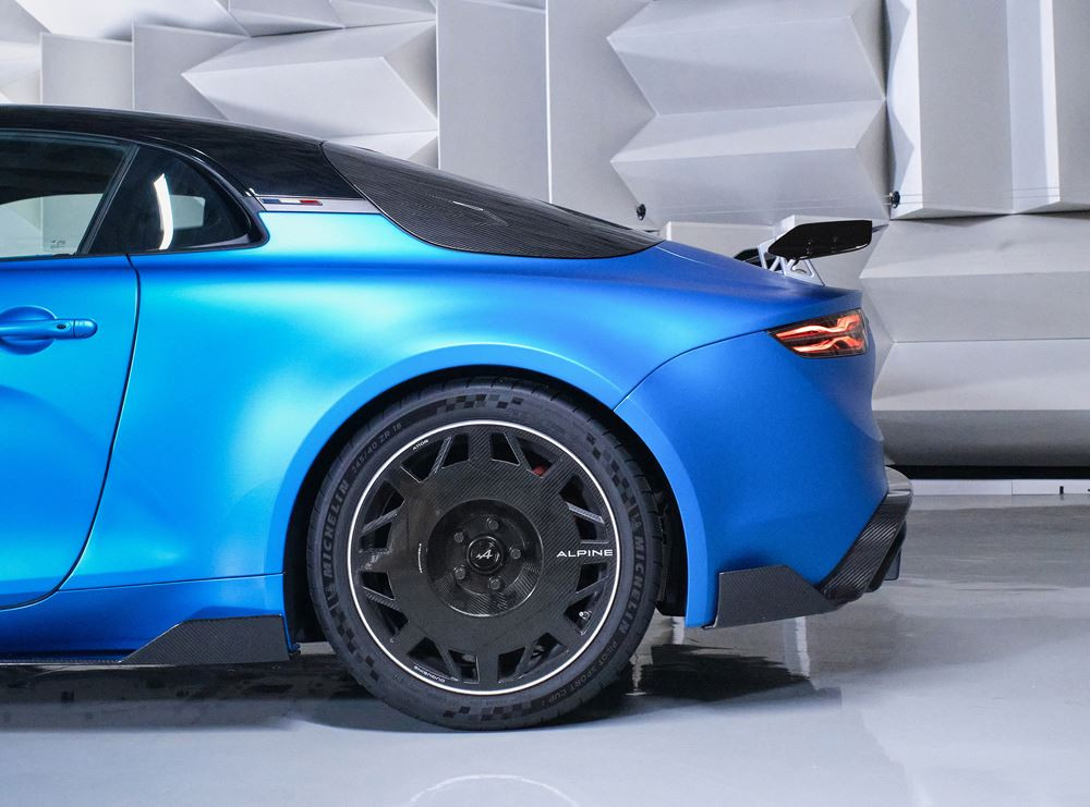 Alpine A110 R: une version allégée, affûtée et inspirée par la course automobile