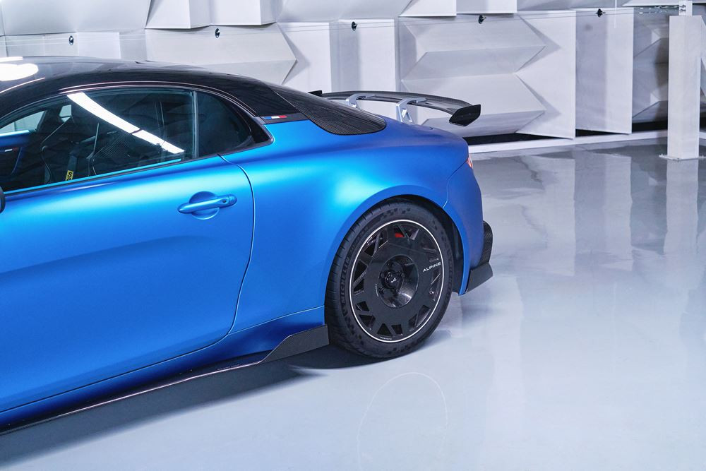 Alpine A110 R: une version allégée, affûtée et inspirée par la course automobile