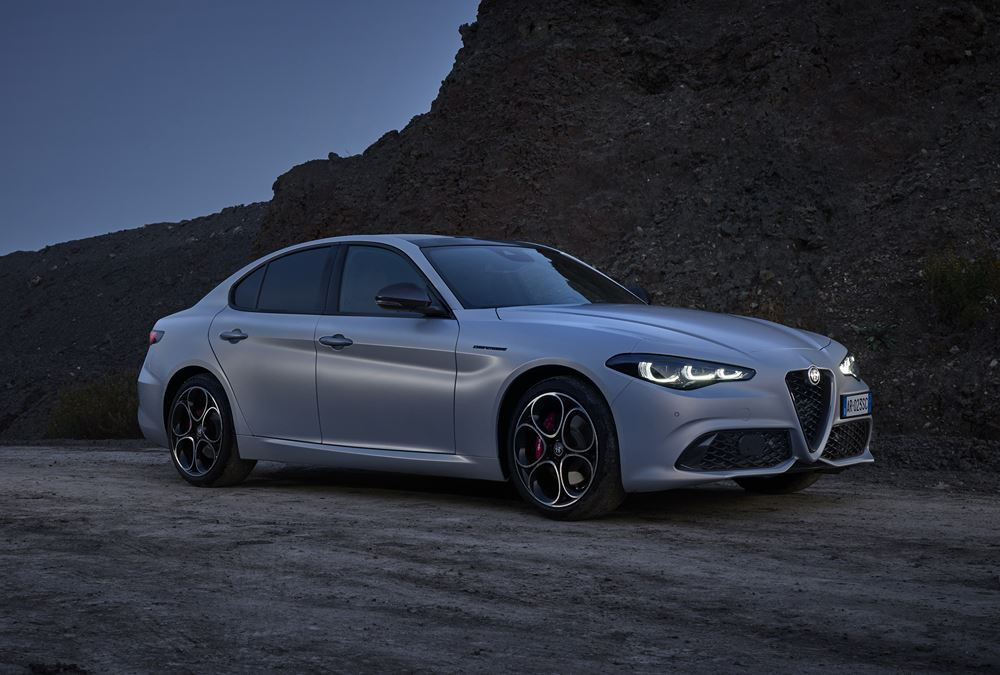 La berline sportive Alfa Romeo Giulia évolue en termes de style et de contenu technologique