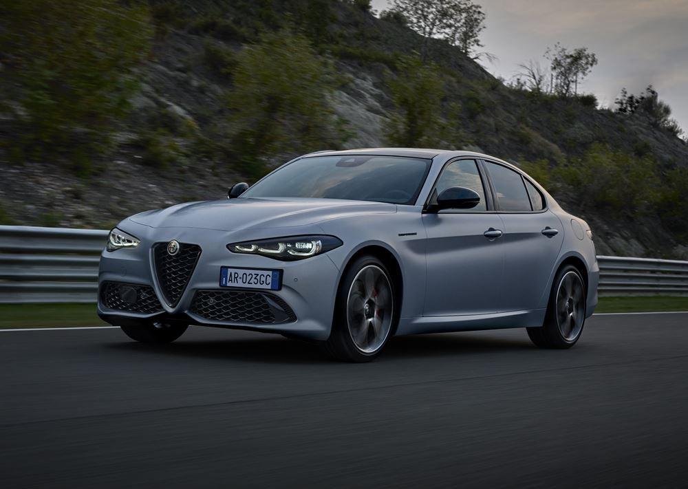 La berline sportive Alfa Romeo Giulia évolue en termes de style et de contenu technologique
