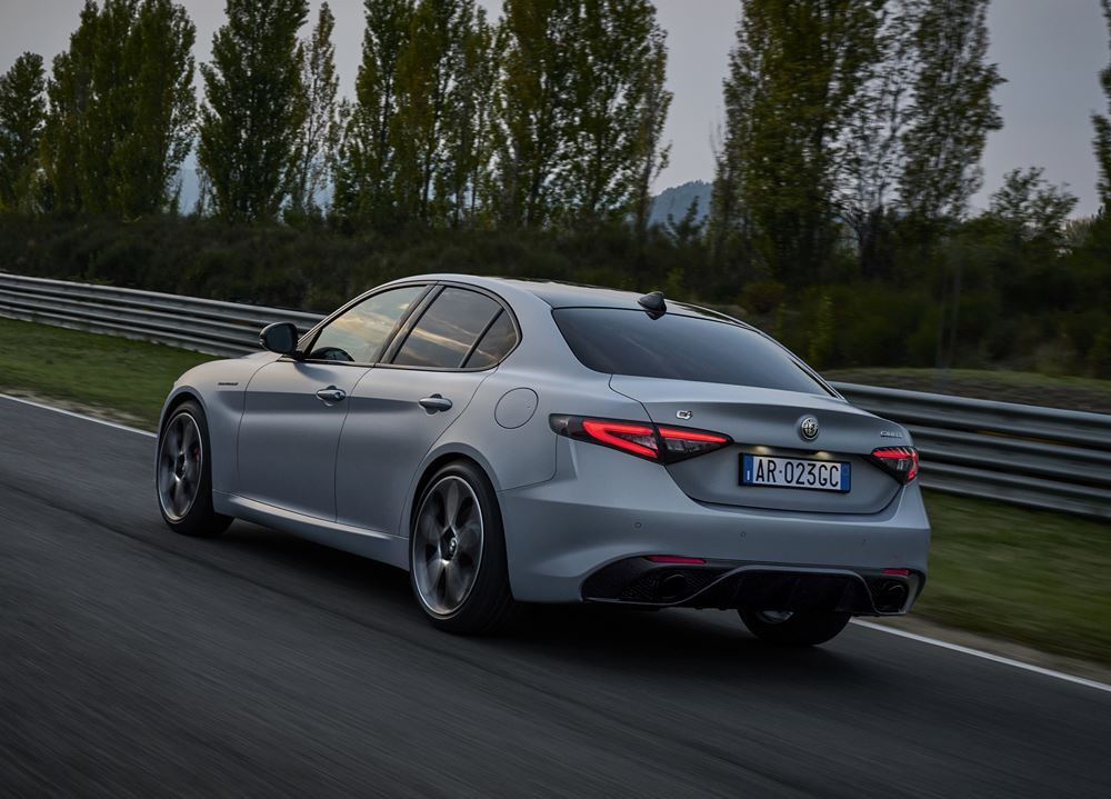 La berline sportive Alfa Romeo Giulia évolue en termes de style et de contenu technologique