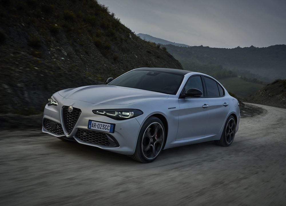 La berline sportive Alfa Romeo Giulia évolue en termes de style et de contenu technologique