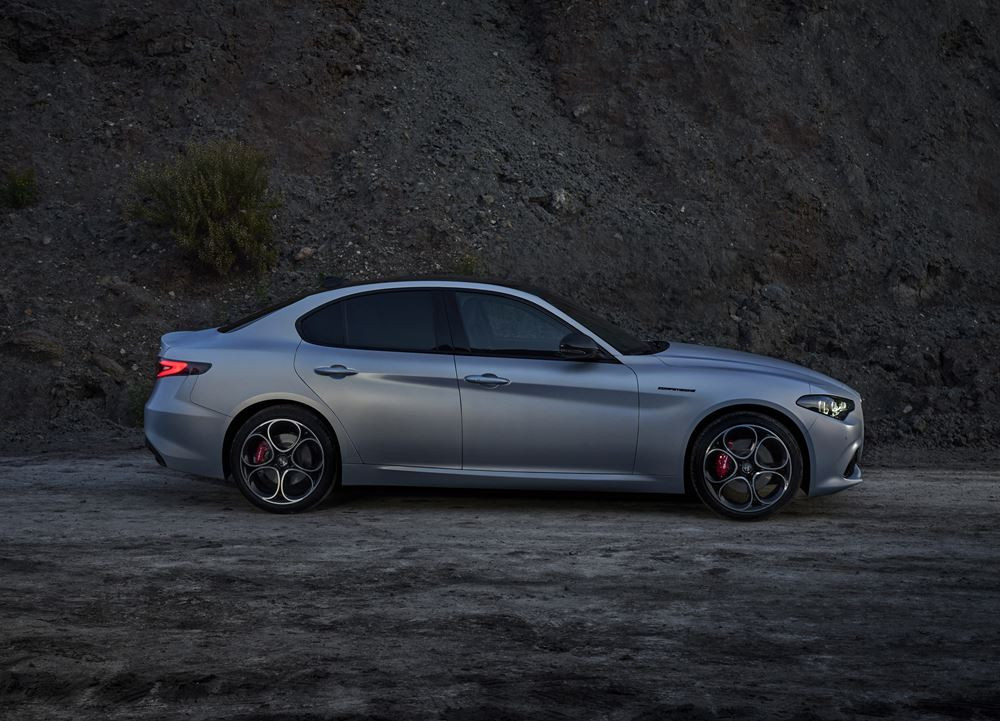 La berline sportive Alfa Romeo Giulia évolue en termes de style et de contenu technologique