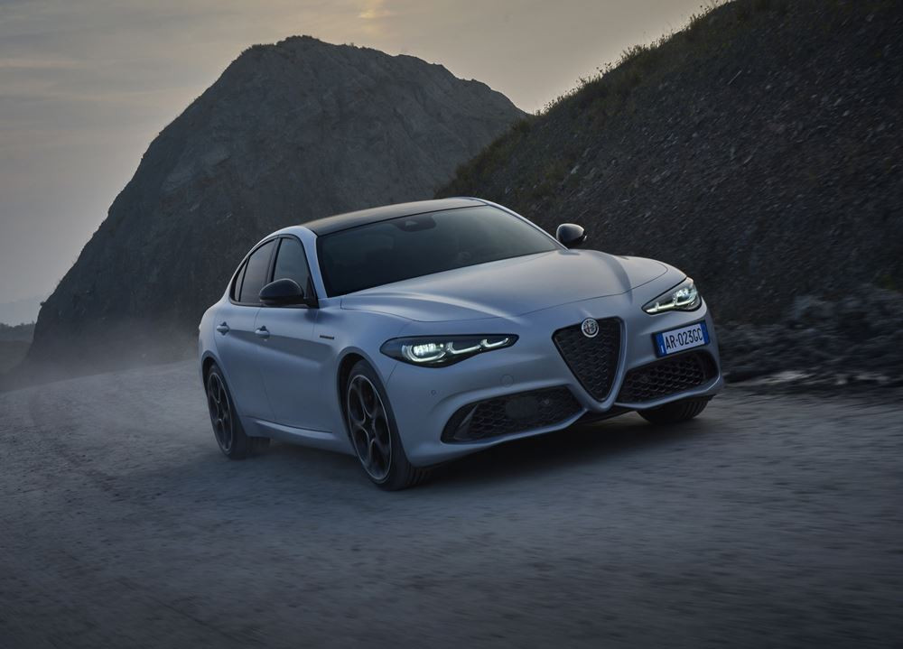 La berline sportive Alfa Romeo Giulia évolue en termes de style et de contenu technologique