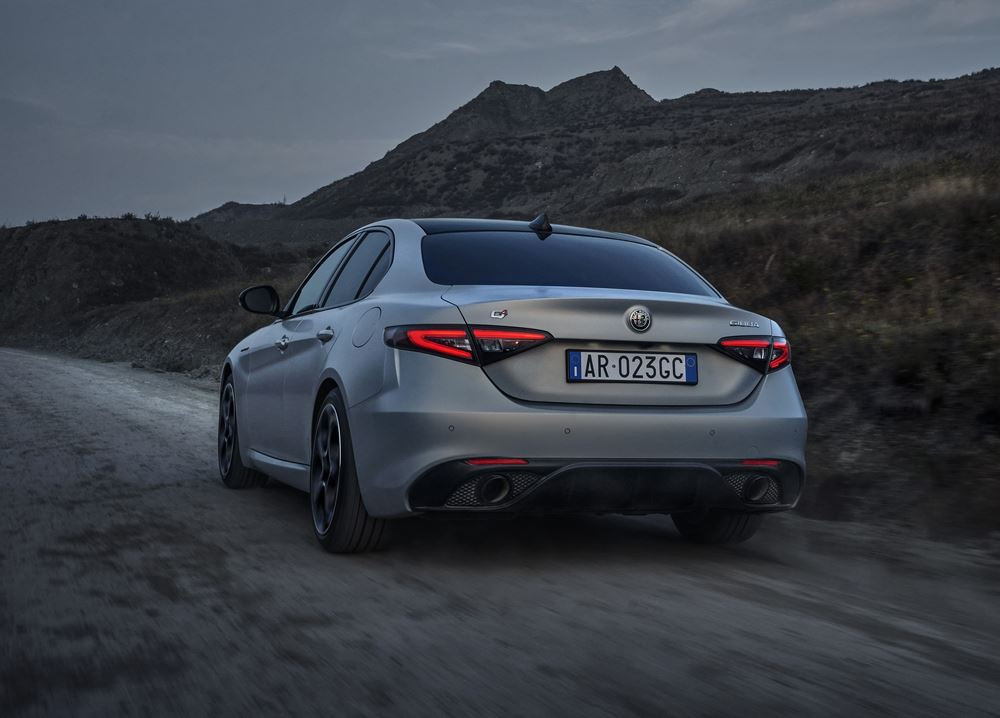 La berline sportive Alfa Romeo Giulia évolue en termes de style et de contenu technologique