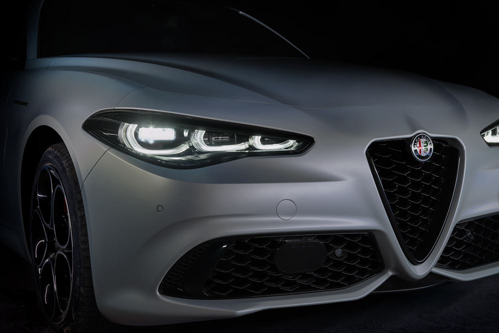 La berline sportive Alfa Romeo Giulia évolue en termes de style et de contenu technologique