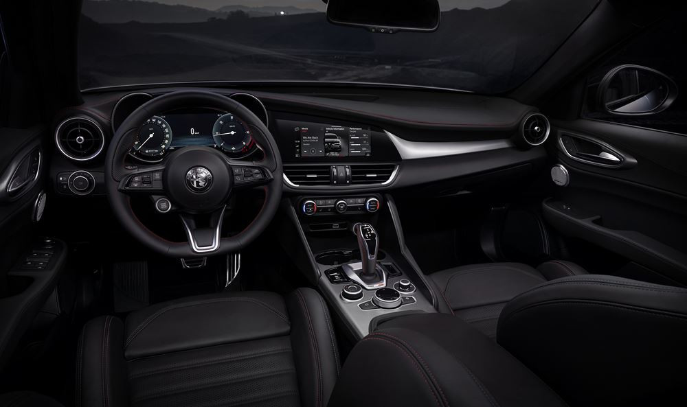 La berline sportive Alfa Romeo Giulia évolue en termes de style et de contenu technologique