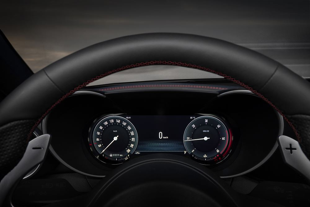 La berline sportive Alfa Romeo Giulia évolue en termes de style et de contenu technologique