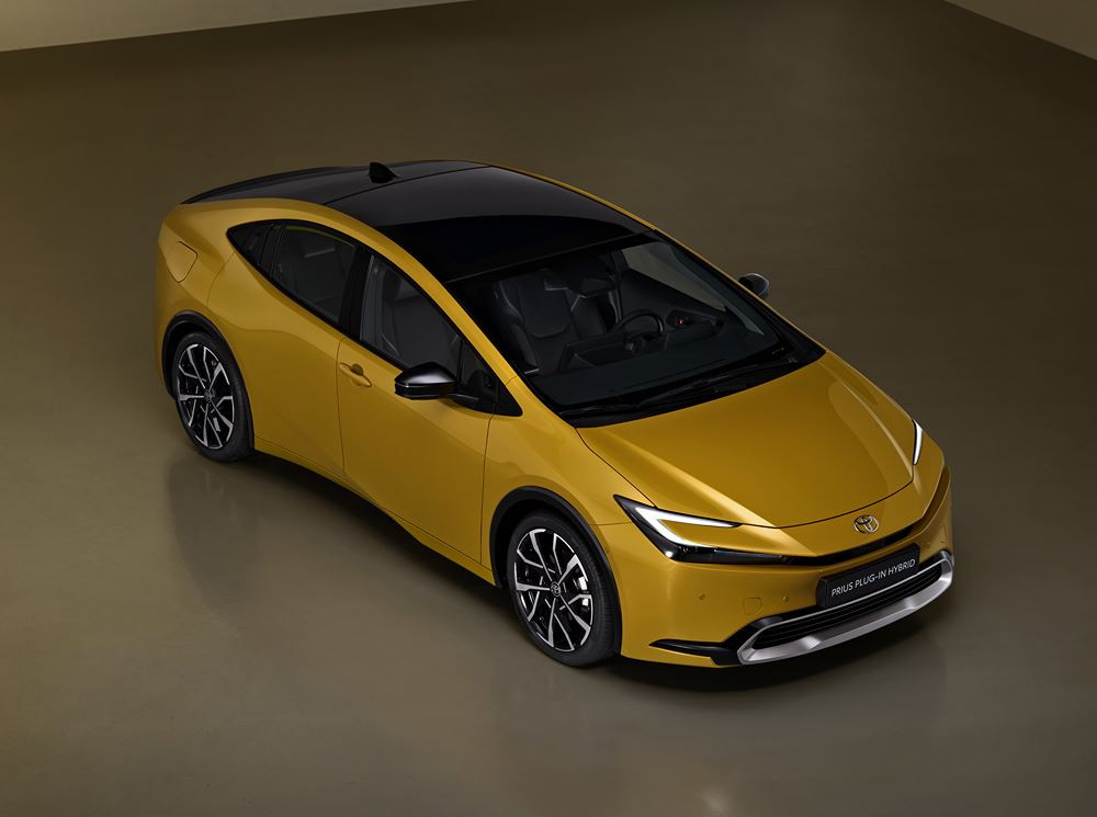 La Toyota Prius hybride rechargeable adopte une silhouette fluide de type coupé