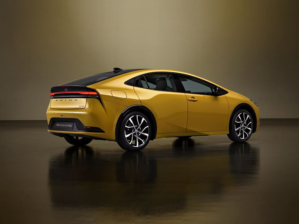 La Toyota Prius hybride rechargeable adopte une silhouette fluide de type coupé