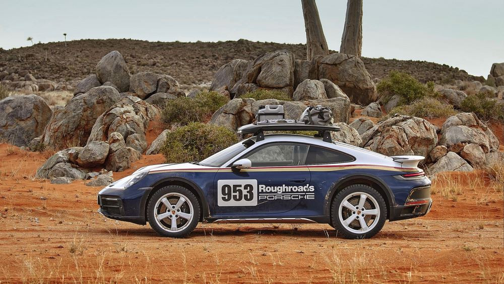 La Porsche 911 Dakar adopte une garde au sol rehaussée de 80 mm avec un système de levage