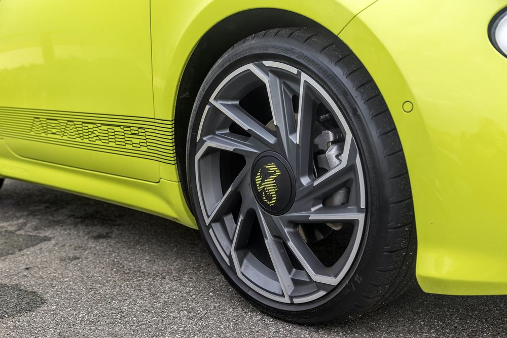 L'Abarth 500e électrique est la plus réactive des Abarth en conduite urbaine