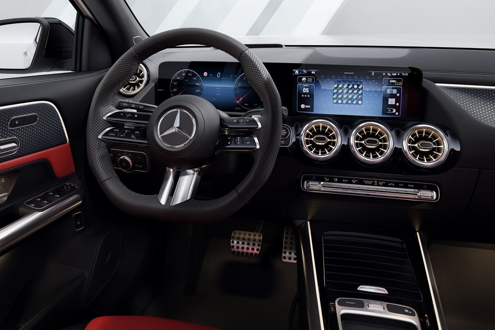 Le SUV compact sportif Mercedes-Benz GLA s'offre une face avant retravaillée