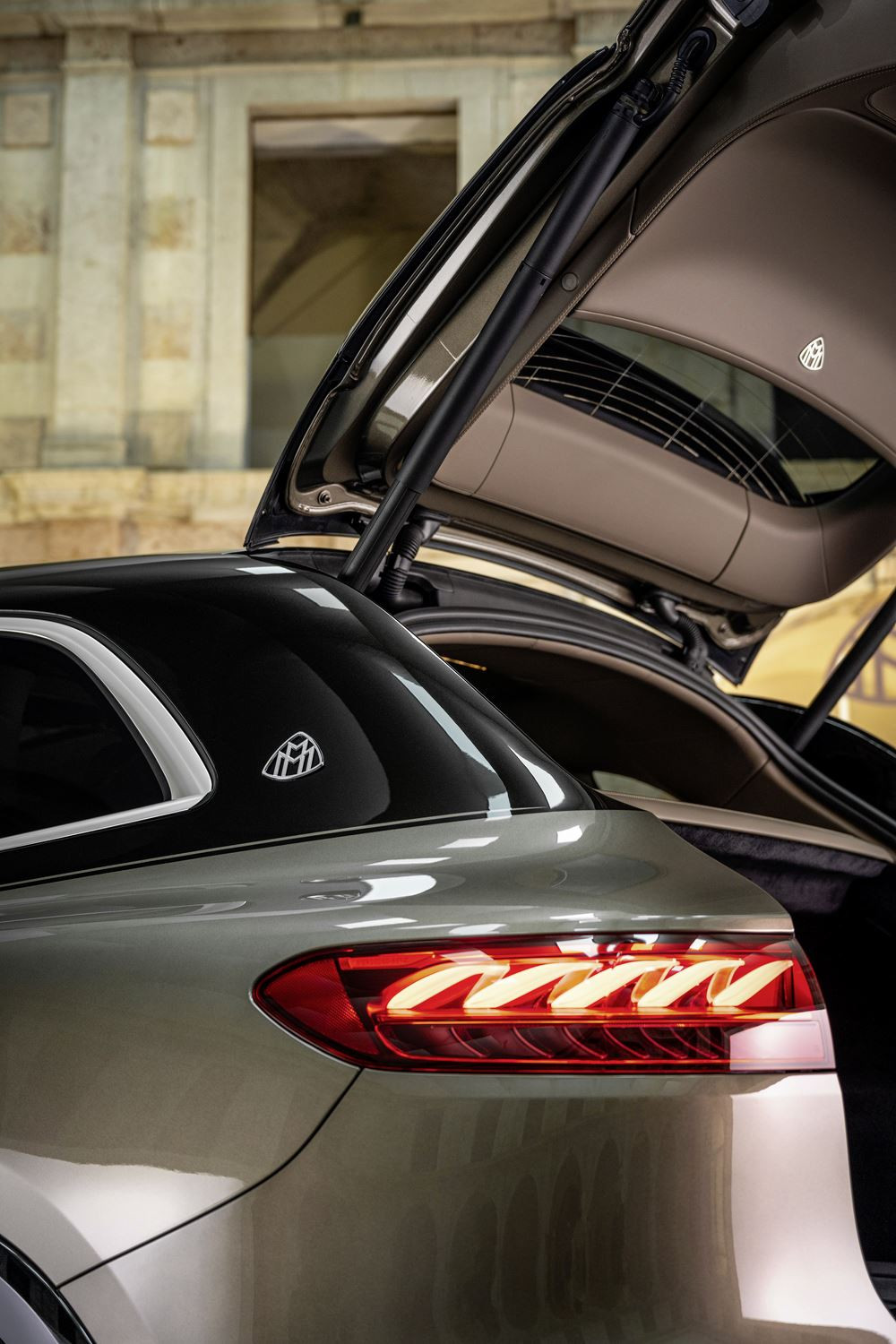 La Mercedes-Maybach EQS SUV marie la technologie électrique Mercedes à l'exclusivité Maybach
