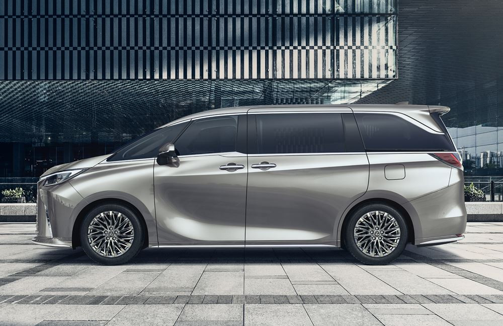 Le grand van de luxe Lexus LM offre le confort d'une limousine