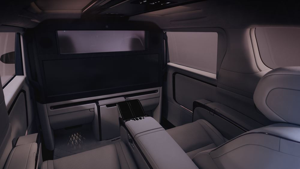 Le grand van de luxe Lexus LM offre le confort d'une limousine
