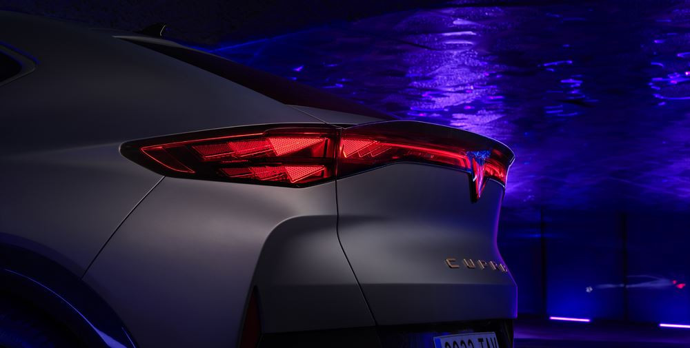 Le SUV coupé électrique Cupra Tavascan affiche une posture athlétique atypique
