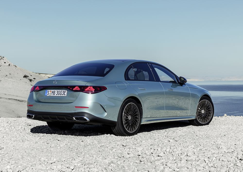 La berline classique à trois volumes Mercedes Classe E offre une direction de l'essieu arrière