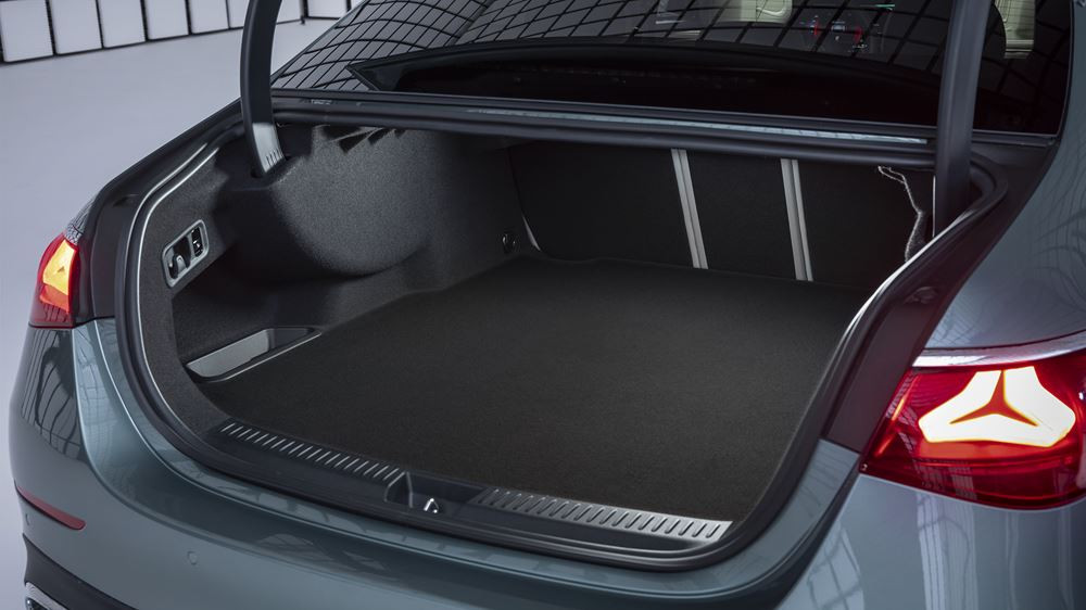 La berline classique à trois volumes Mercedes Classe E offre une direction de l'essieu arrière