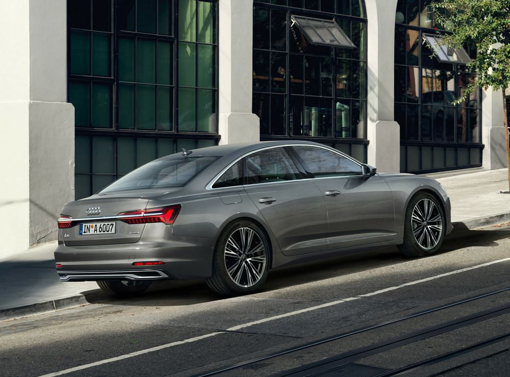 L'Audi A6 Berline affiche une calandre Singleframe avec une structure en nid d'abeille