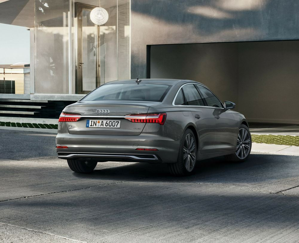 L'Audi A6 Berline affiche une calandre Singleframe avec une structure en nid d'abeille