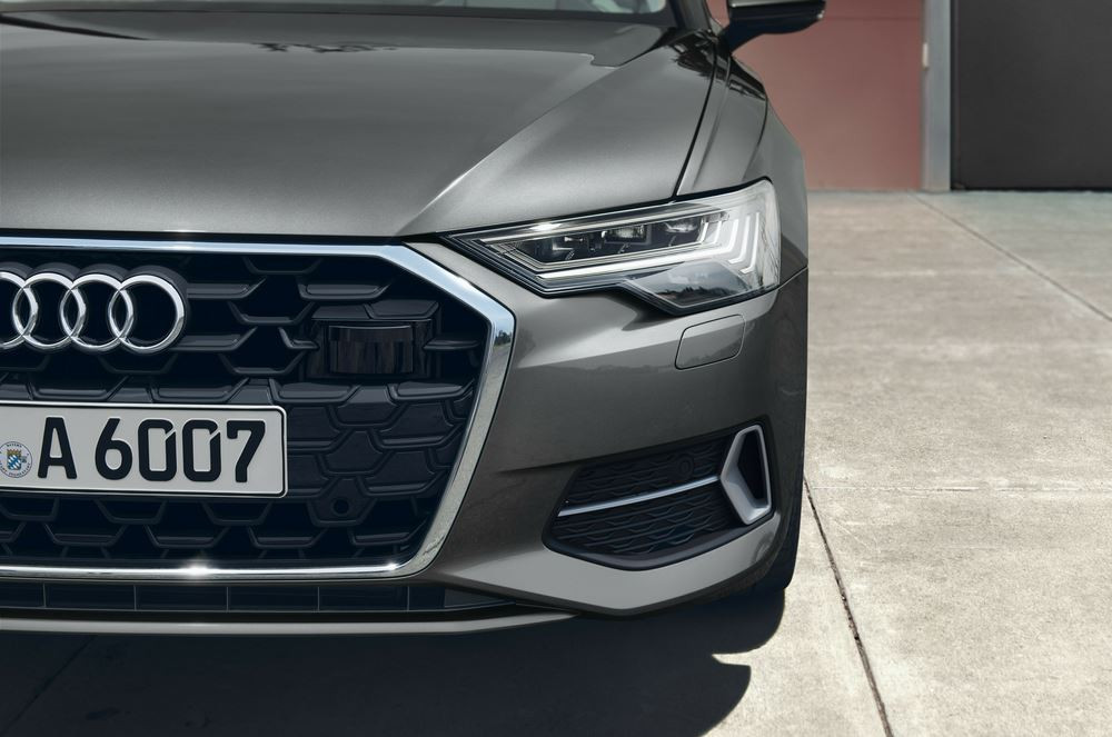 L'Audi A6 Berline affiche une calandre Singleframe avec une structure en nid d'abeille