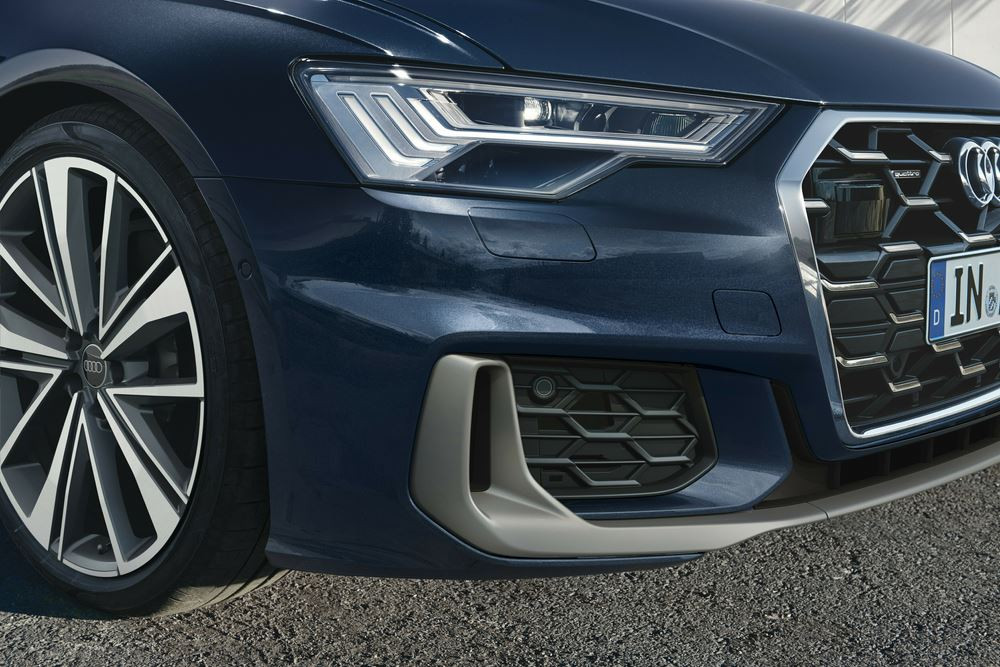 L'Audi A6 Avant affiche une calandre Singleframe avec une structure en nid d'abeille