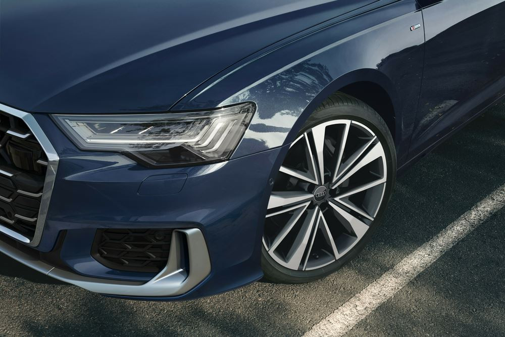 L'Audi A6 Avant affiche une calandre Singleframe avec une structure en nid d'abeille