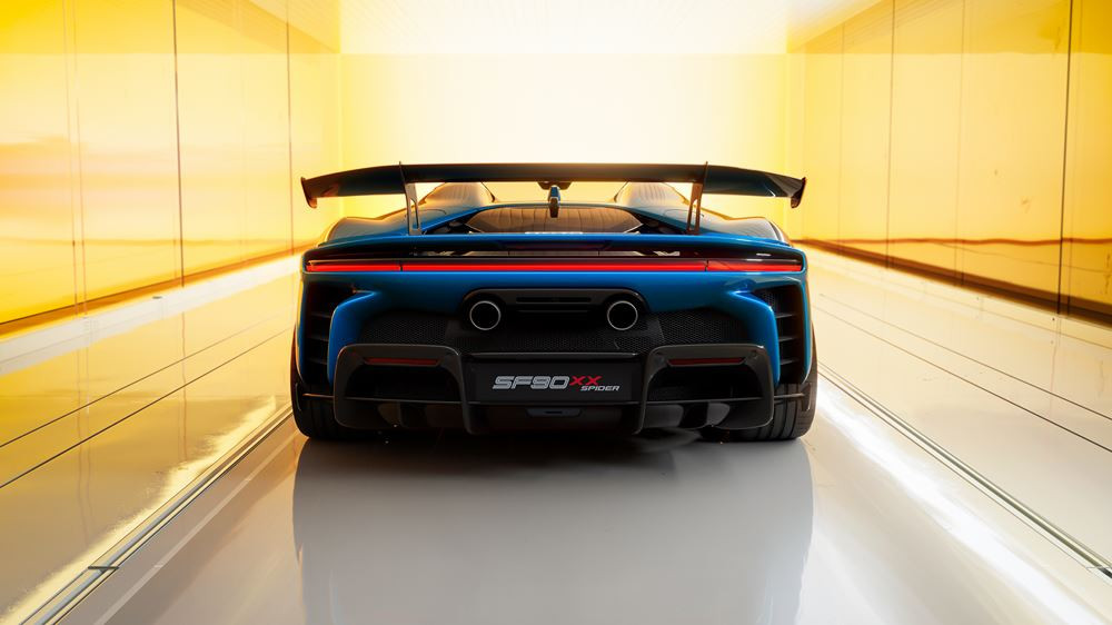 La Ferrari SF90 XX Spider à moteur V8 hybride rechargeable développe une puissance de 1 030 ch