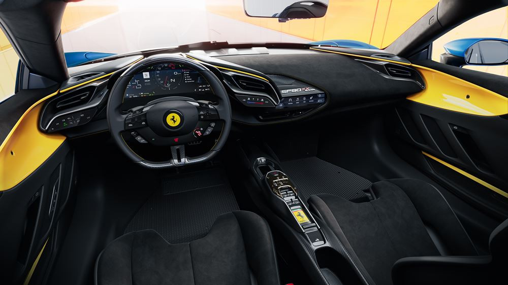 La Ferrari SF90 XX Spider à moteur V8 hybride rechargeable développe une puissance de 1 030 ch