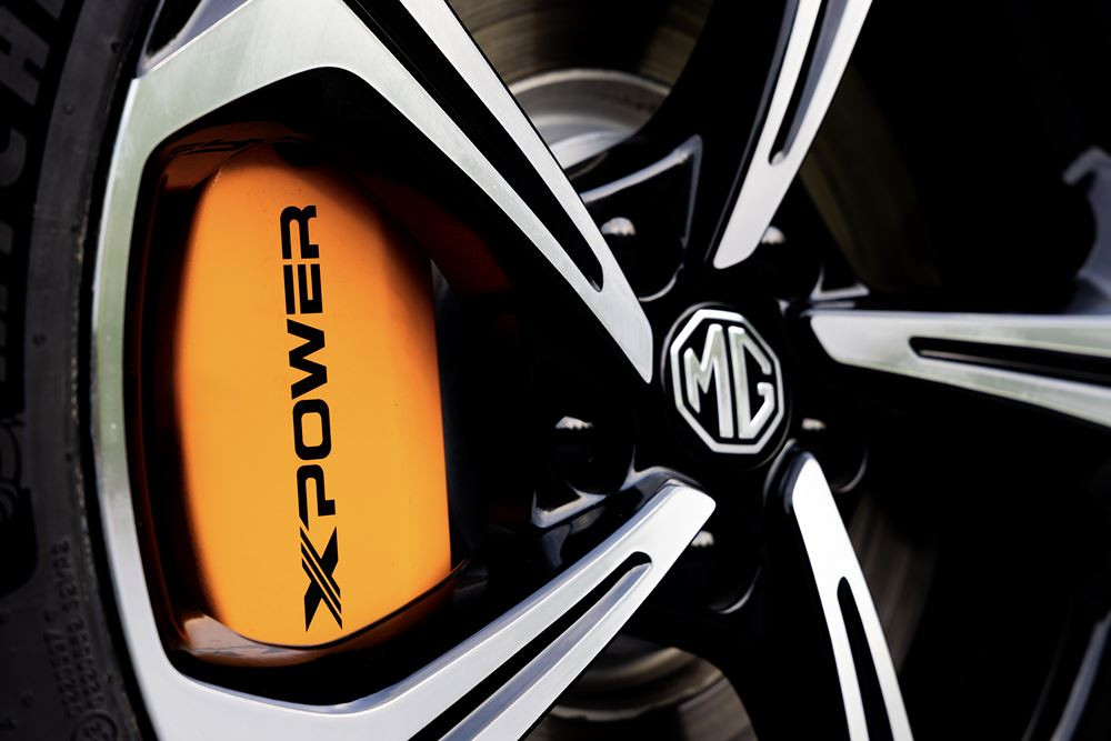 La berline compacte sportive MG4 XPower à deux moteurs électriques développe 435 ch