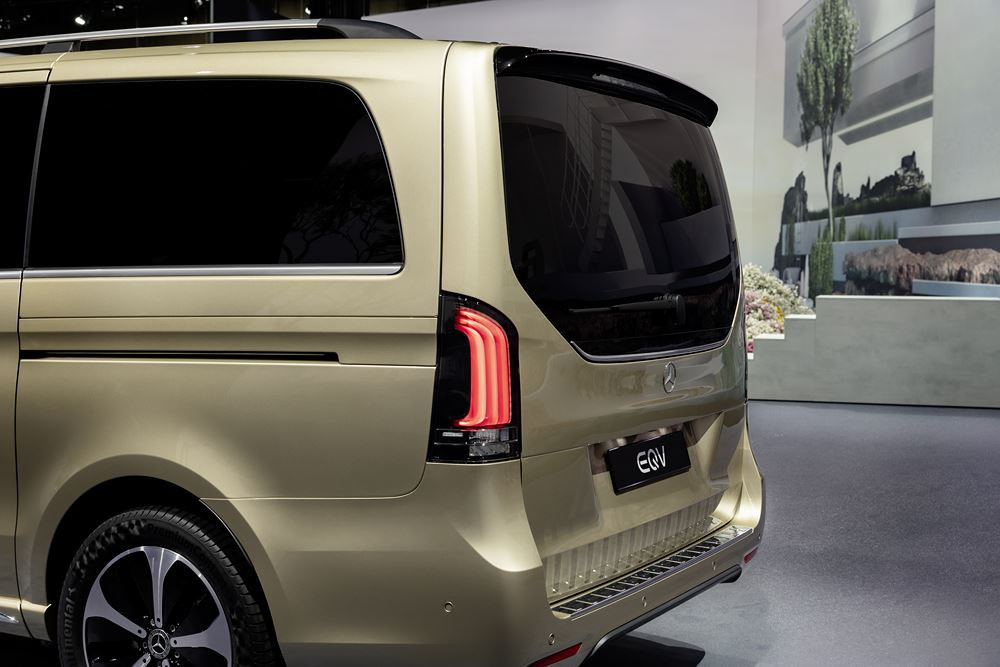 Le grand monospace électrique Mercedes-Benz EQV affiche un design extérieur et intérieur plus luxueux