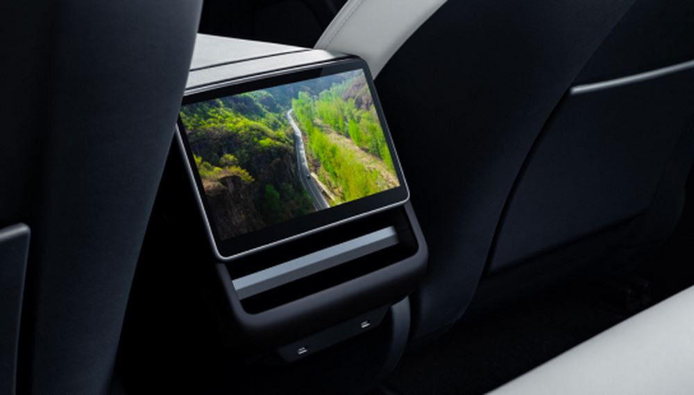 La berline de taille intermédiaire électrique Tesla Model 3 bénéficie d'améliorations