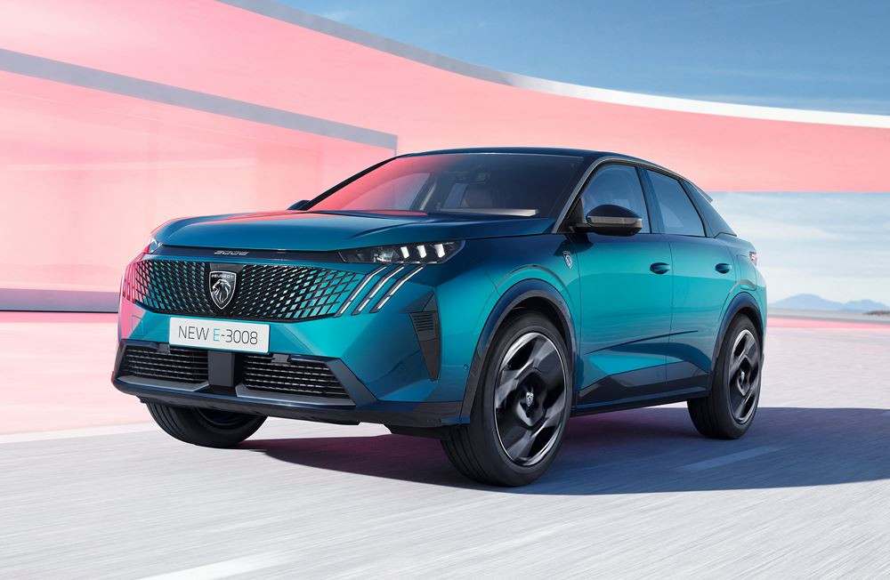 Le SUV fastback électrique Peugeot e-3008 revendique jusqu'à 700 km d'autonomie