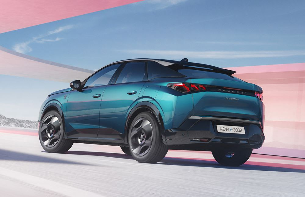 Le SUV fastback électrique Peugeot e-3008 revendique jusqu'à 700 km d'autonomie