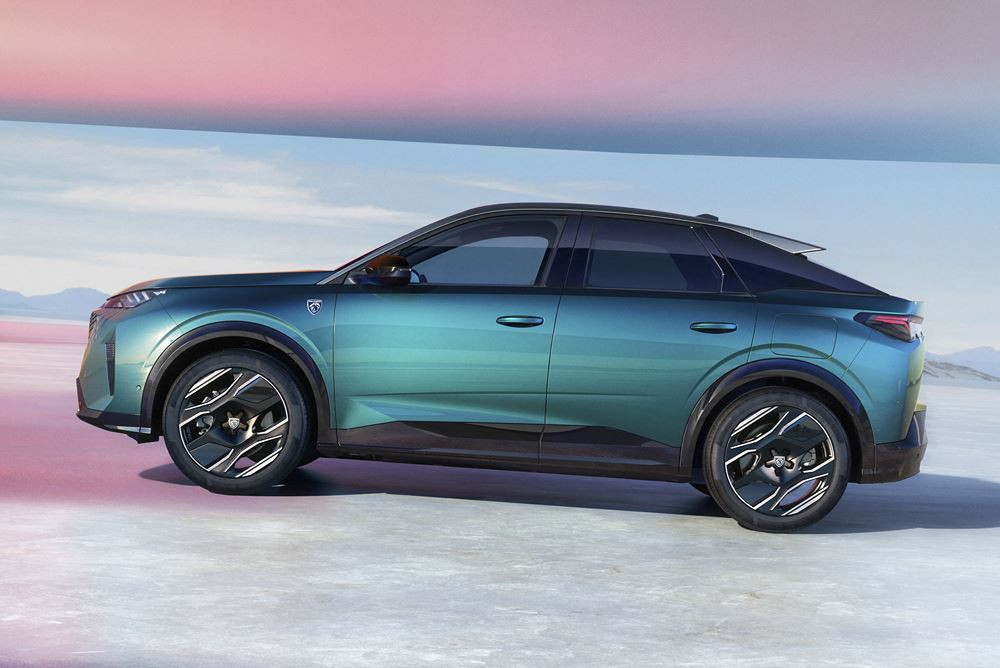 Le SUV fastback électrique Peugeot e-3008 revendique jusqu'à 700 km d'autonomie